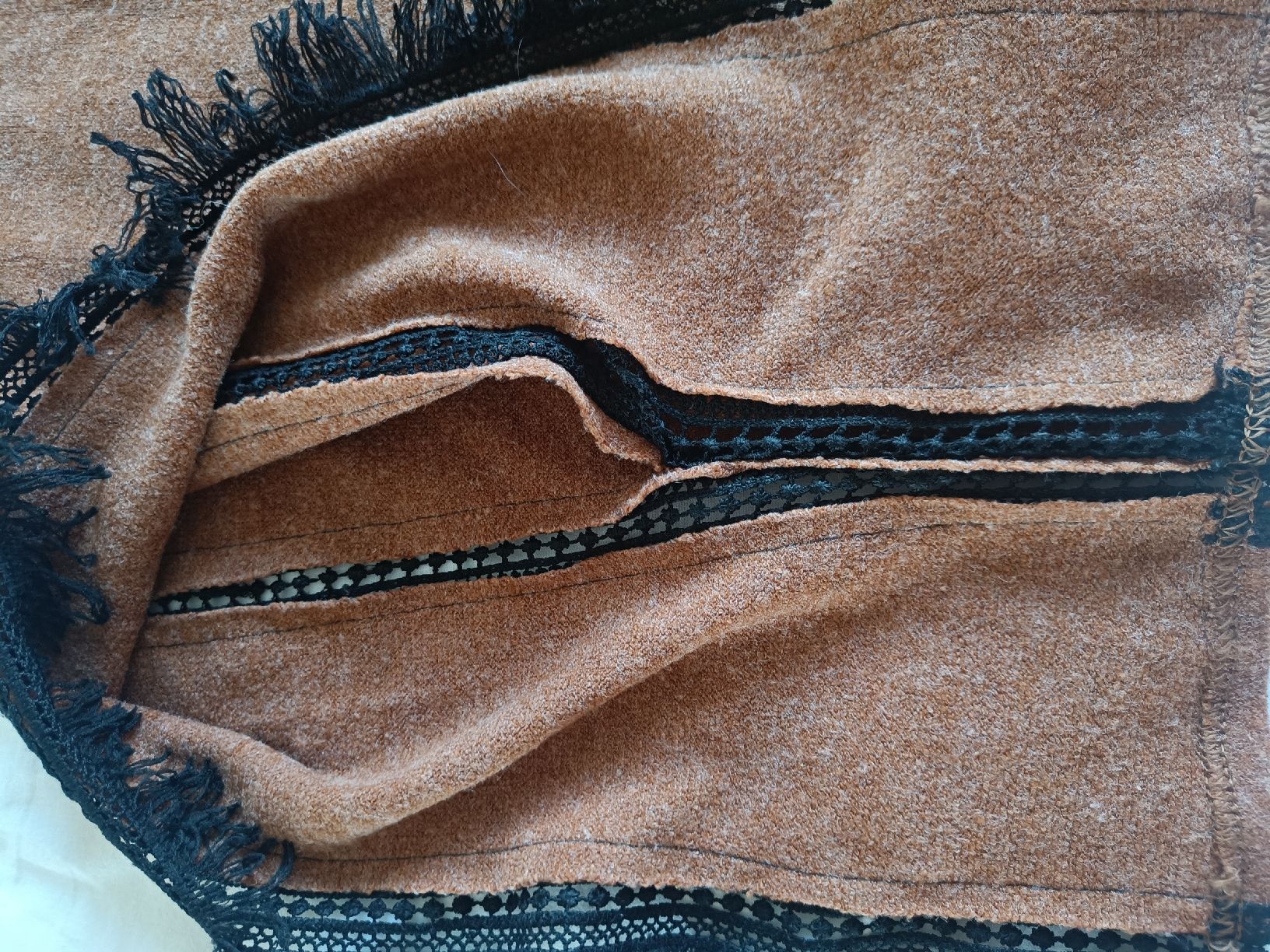 Maglioni & Felpe: Boho Chic Fall Poncho – Brown & Black | Soft, Cozy, Timeless – Usato da Rotkreuz venduto da Prelovedswitzerland 4