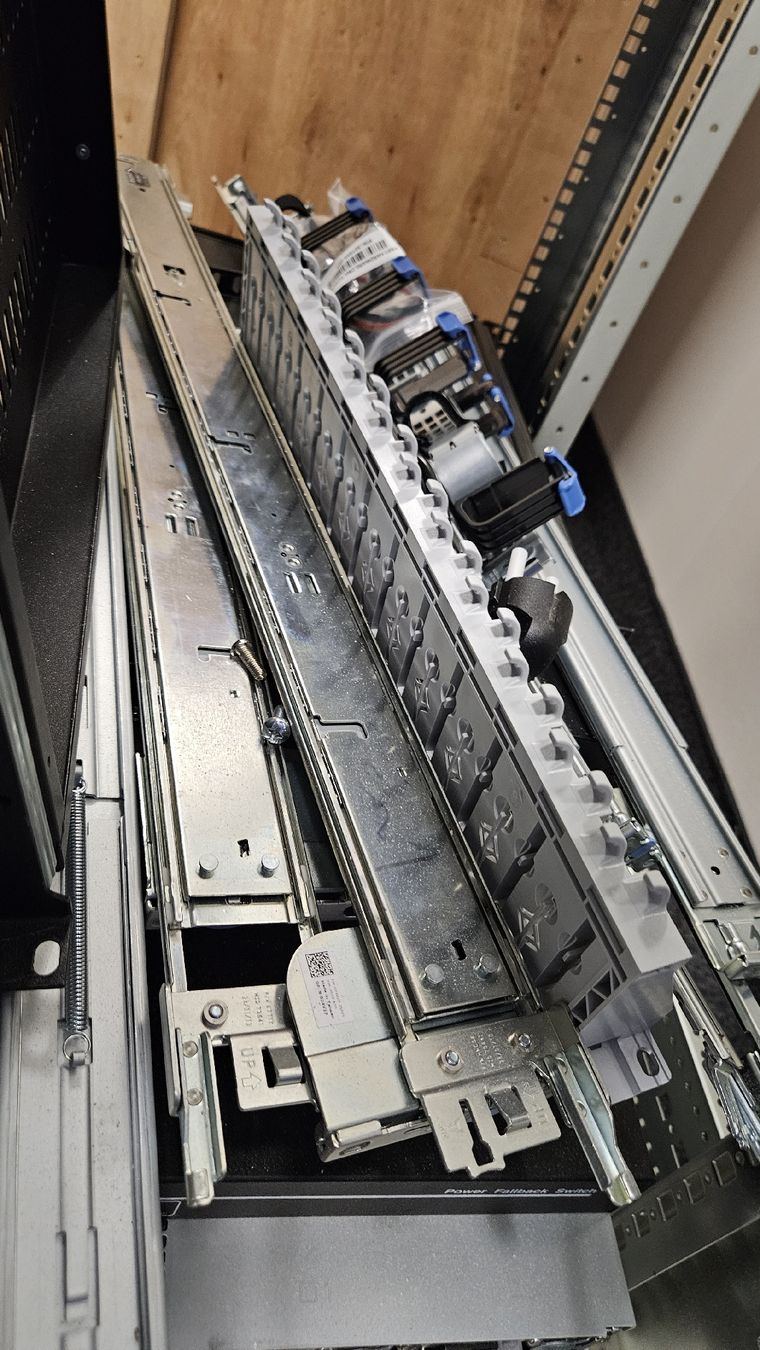 Racks & Ständer: Server Rack, Teleskop Schienen, Tablar, 800mm – Gebraucht aus Weggis von CEDAEL 1