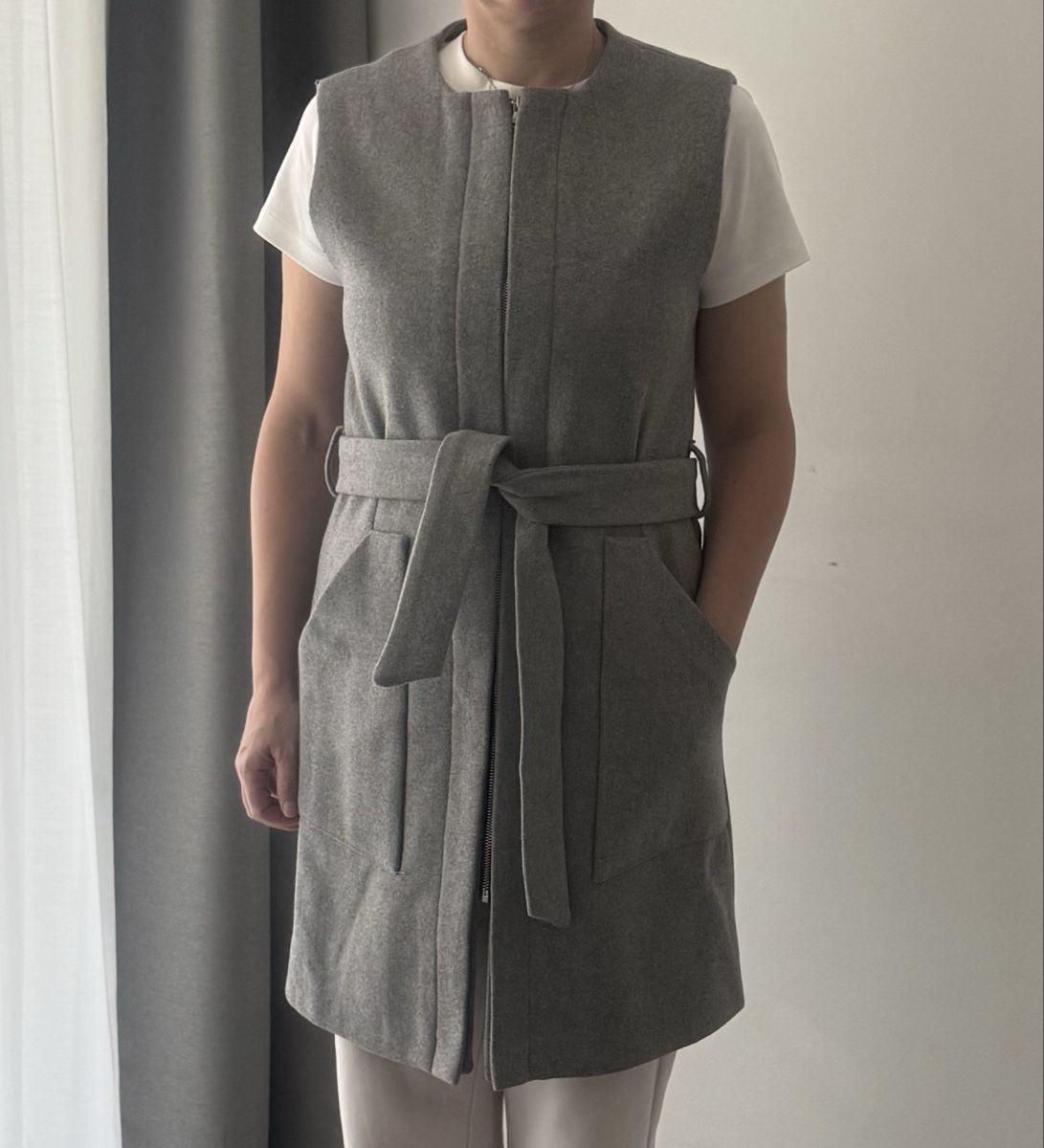 Cappotti: Grey Sleeveless Belted Trench Coat - Chic Fall Layer! – Nuovo (secondo la descrizione) da Montreux venduto da jvo_vg8n