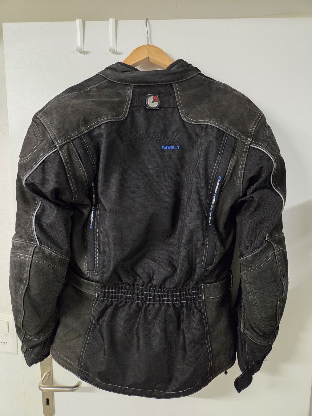 Costumes, combinaisons de sport et fonctionnelles: MOHAWK- Textiljacke und -hose – D'occasion à Eglisau par Dabu7 1