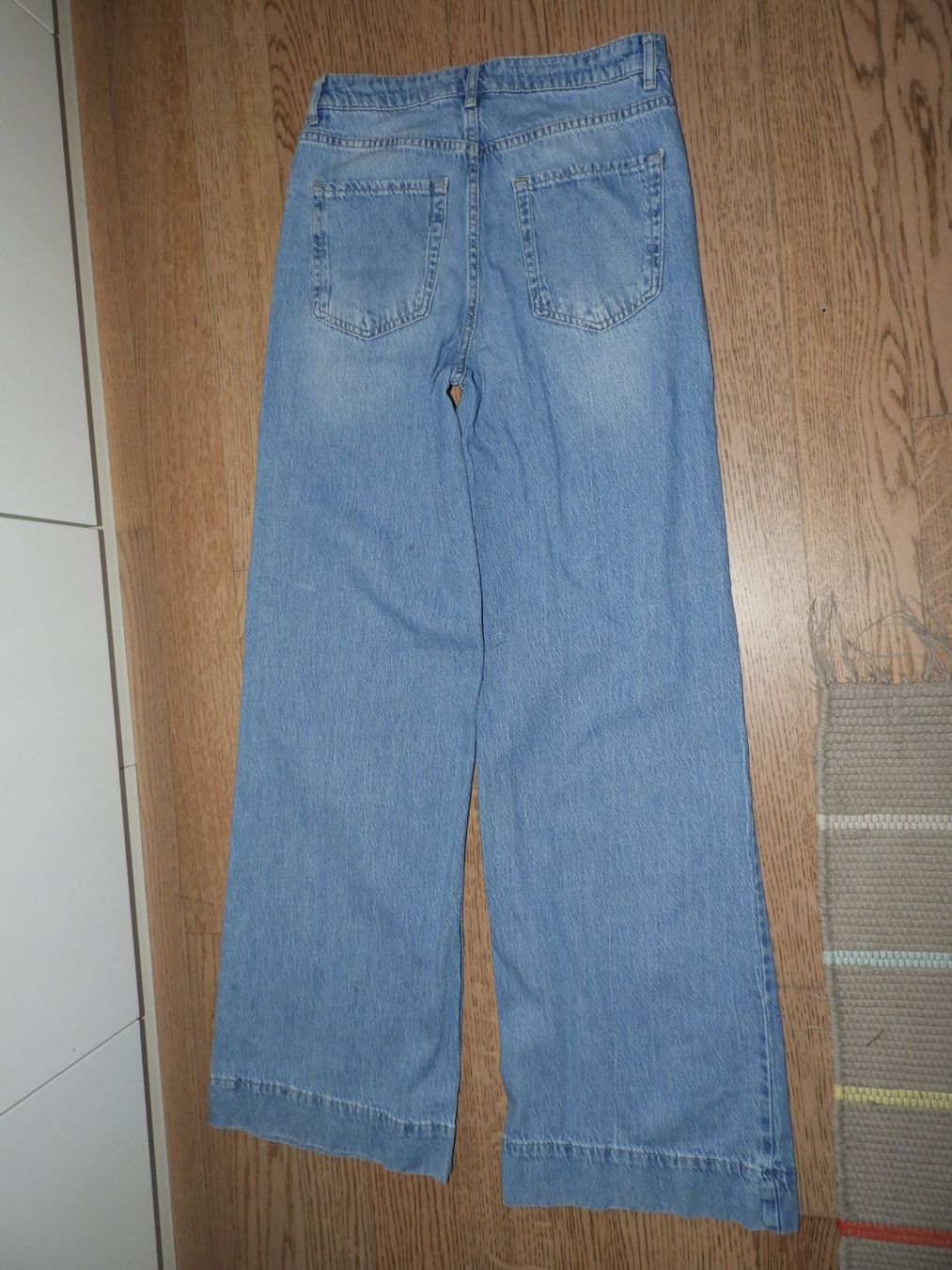 Zara Jeans: Weite Jeans mit Knopfleiste, Grösse 36 – Gebraucht aus Hergiswil NW von Noema2006 2