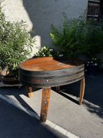 Rustikaler Tisch aus Weinfass