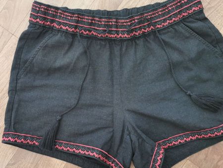 Sommerliche Leinen-Shorts, schwarz mit Stickerei, Gr. 34