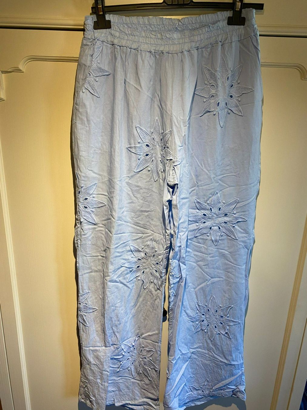 Pantaloni: LEICHTE STOFF HOSE,HELLBLAU – Nuovo e nell'imballaggio originale da Meienried venduto da ManuelaBoutique 1
