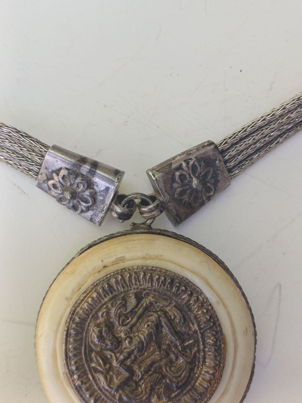 Colliers: Antike Silber-Halskette mit Kagamibuta Netsuke & Hamsa Hand – D'occasion à Bern par Yunkom 4