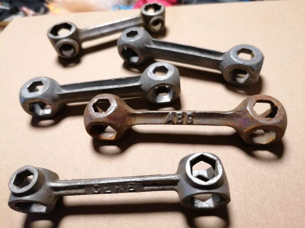 NOS 2 clavettes de pédalier diamètre 9x42 mm ancien