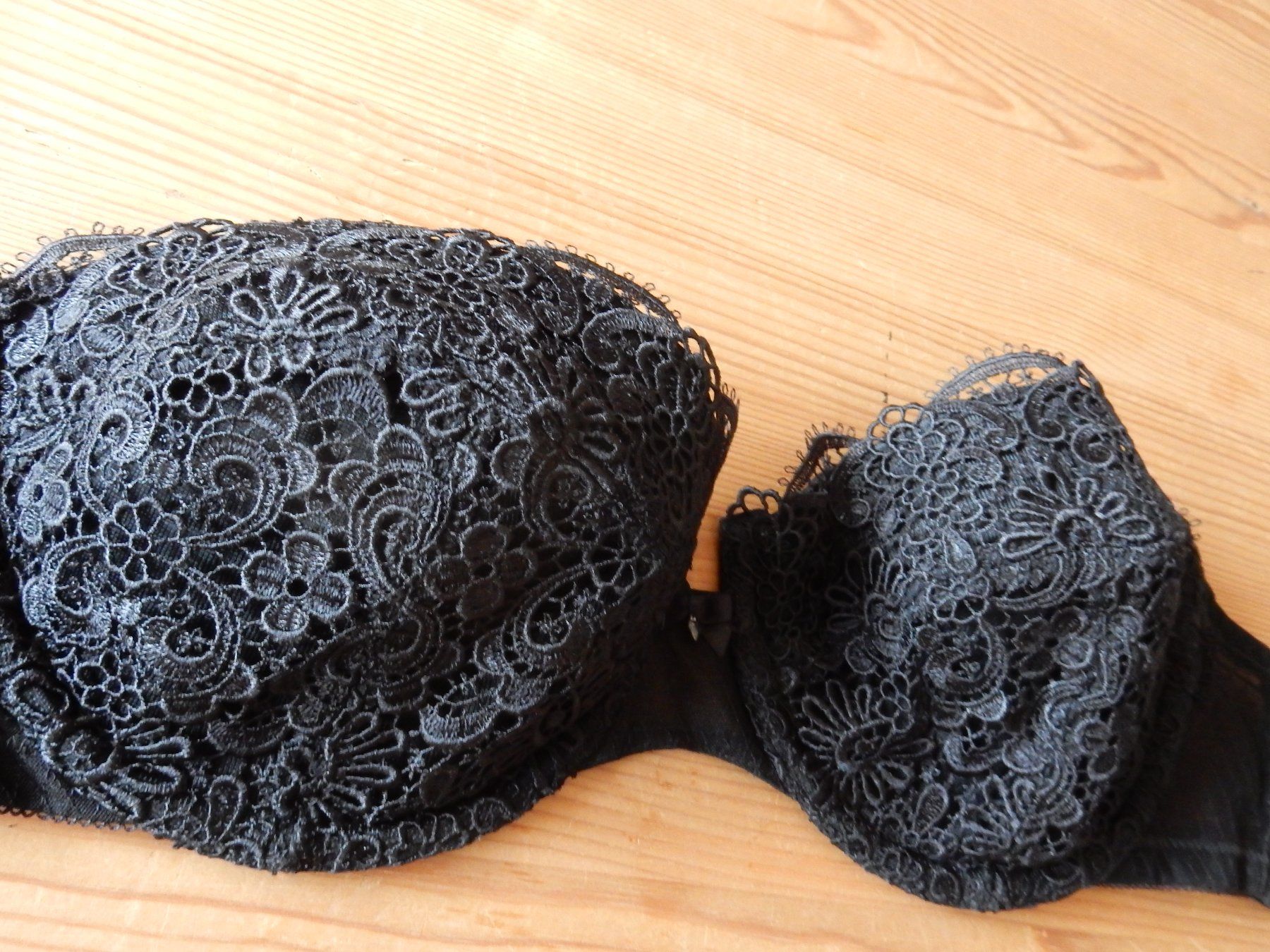 Altra biancheria intima: Schwarzer Push-Up BH mit Spitze, 80C, neuwertig Valisere – Usato da Jona venduto da simongarden