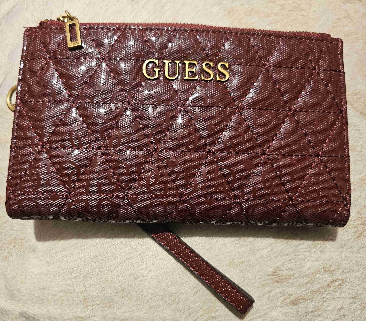Guess Portamonete: Portefeuille GUESS bordeaux matelassé - Élégant et compact. – Nuovo e nell'imballaggio originale da HENNIEZ venduto da mjm_vp6n