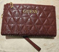 Portefeuille GUESS bordeaux matelassé - Élégant et compact.
