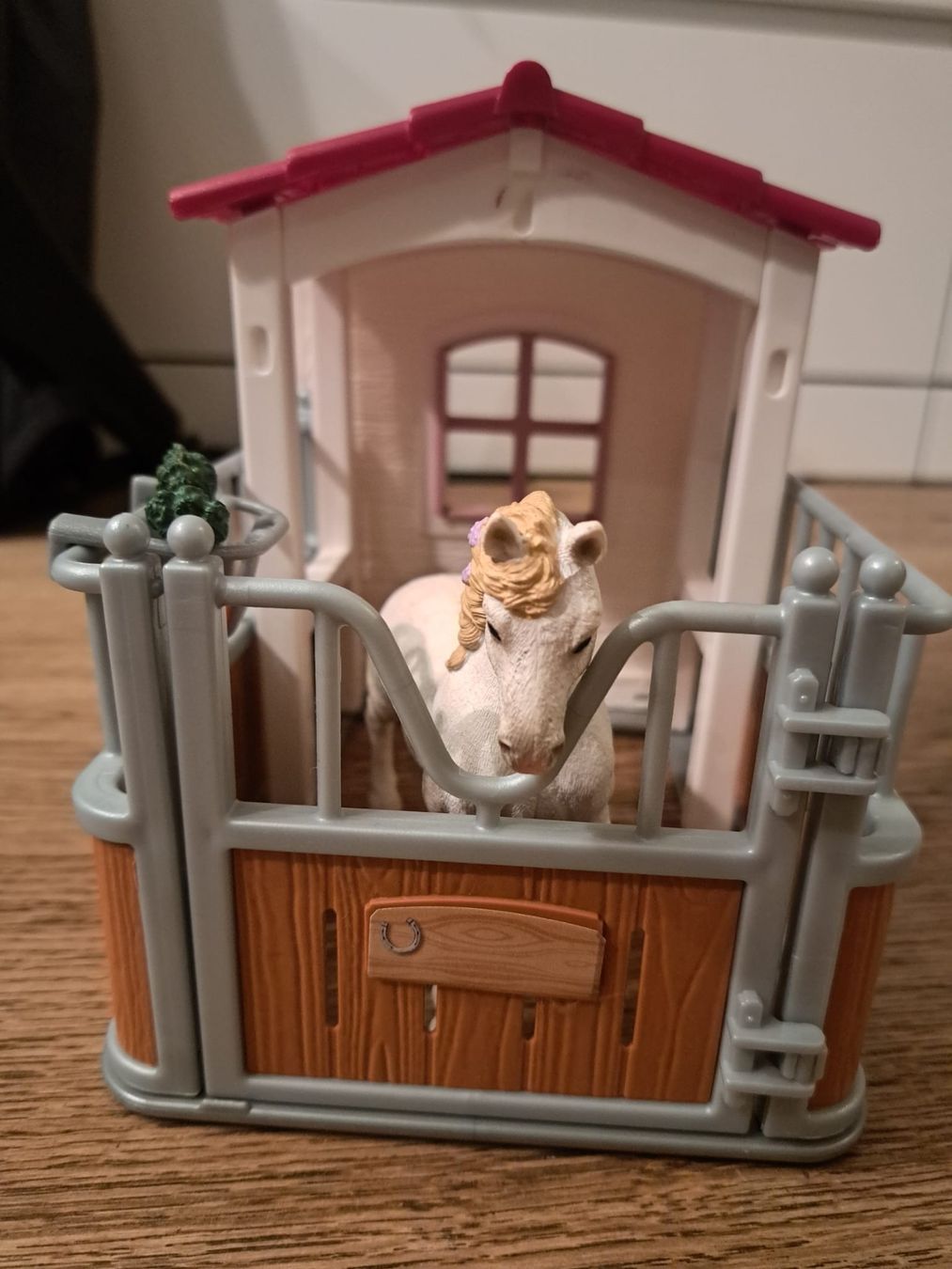 Schleich Spielzeuge: Schleich, weisses Pferd in Boxe inkl. Karotten – Neu (gemäss Beschreibung) aus Madetswil von aur_8xwh 1