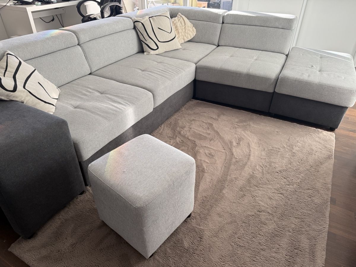 Conforama Sofas: Ecksofa hellgrau dunkelgrau mit zwei Hocker gebraucht – D'occasion à Ebikon par celine1603