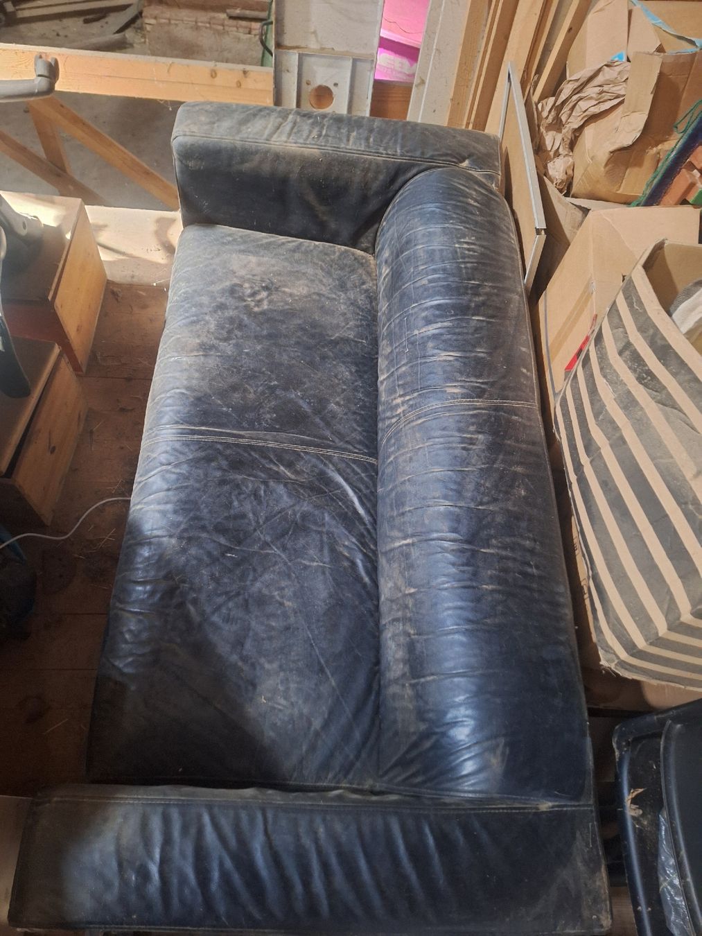 Sofas: 2-3er Sofa schwarz – D'occasion à Büttikon AG par rebeccaparvex