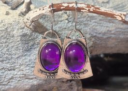 Orecchini colore argento con pietra viola