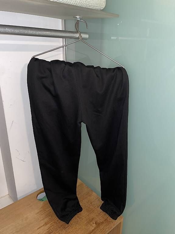 Pantaloni: Celine Trainerhosen schwarz – Usato da Basel venduto da Leo_6qtr 4