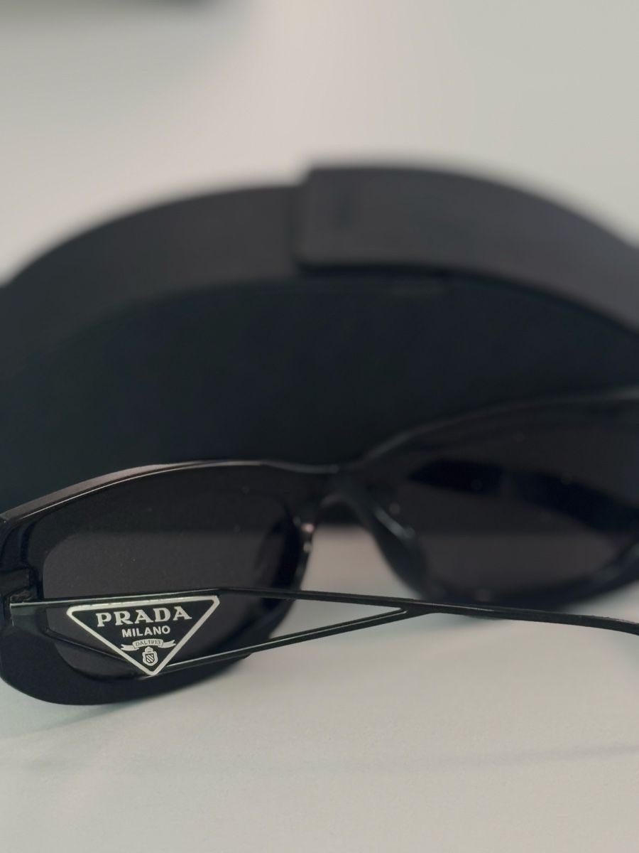 Prada Lunettes & Verres: Prada Sunglasses Black Rectangular with Case – D'occasion à Zürich par Anastasiya_g 3