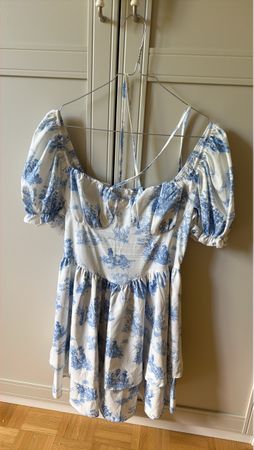 Sommerliches Kleid mit blauem Toile-de-Jouy Muster, Gr. S