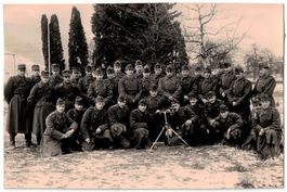 Soldaten posieren mit Granatenwerfer