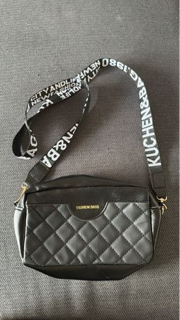 Schwarze Handtasche mit gestepptem Design