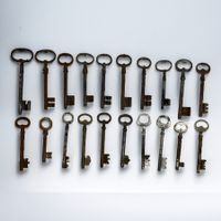 Lot 20 grandes clés anciennes en fer forgé XVIIIe ou XIXe s.