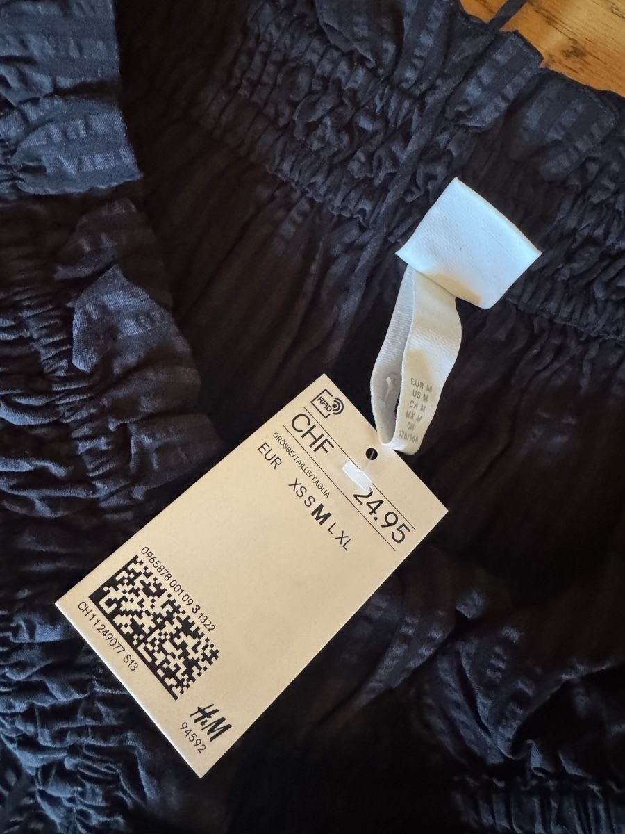 H&M Kleider: Robe neuve noire H&M – Neu und originalverpackt aus Les Giettes von joelledu 1