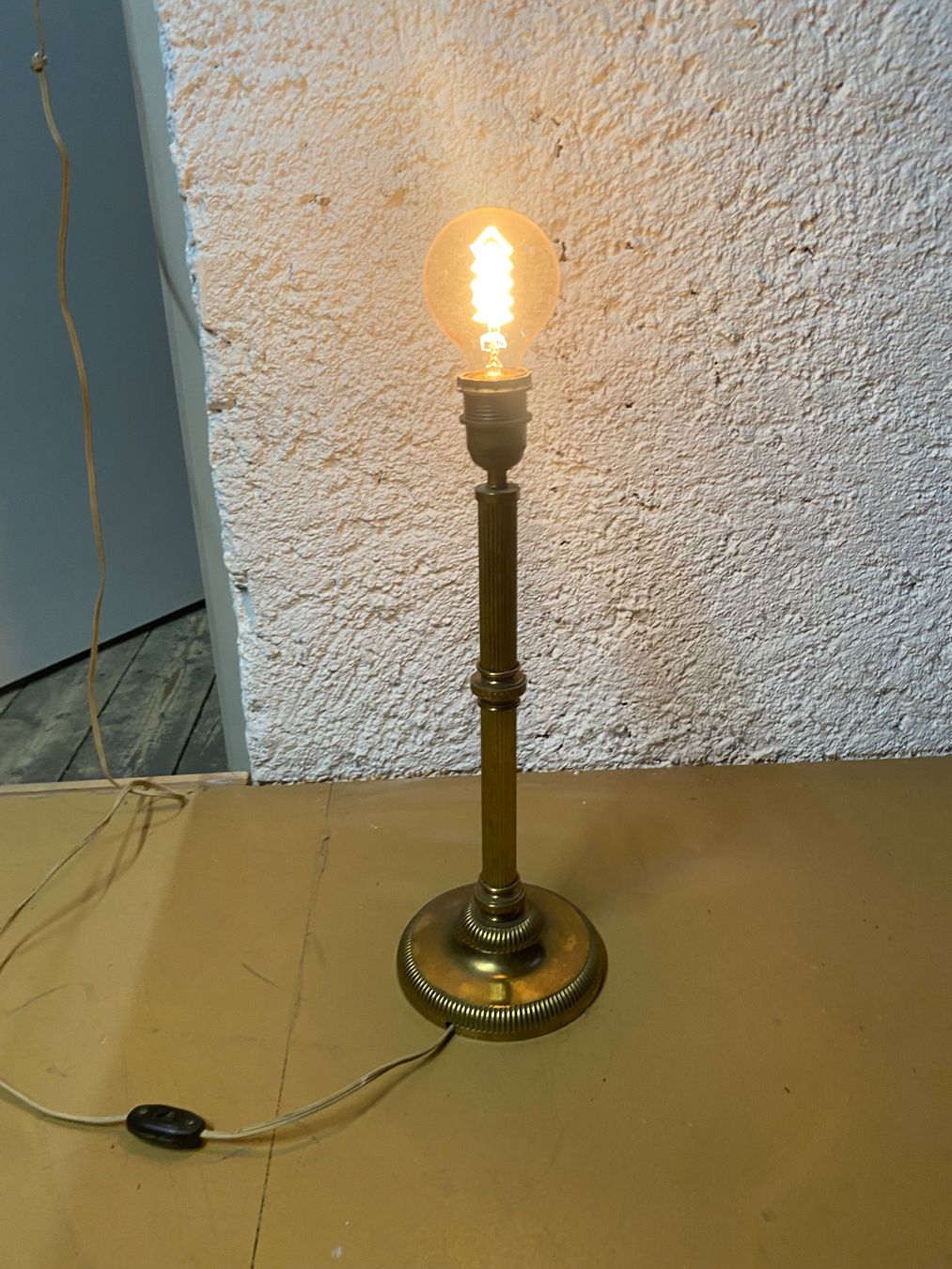 Lampade: Tischlampe Messing Säulen Design funktionsfähig – Usato da Zürich venduto da 888simon888 2