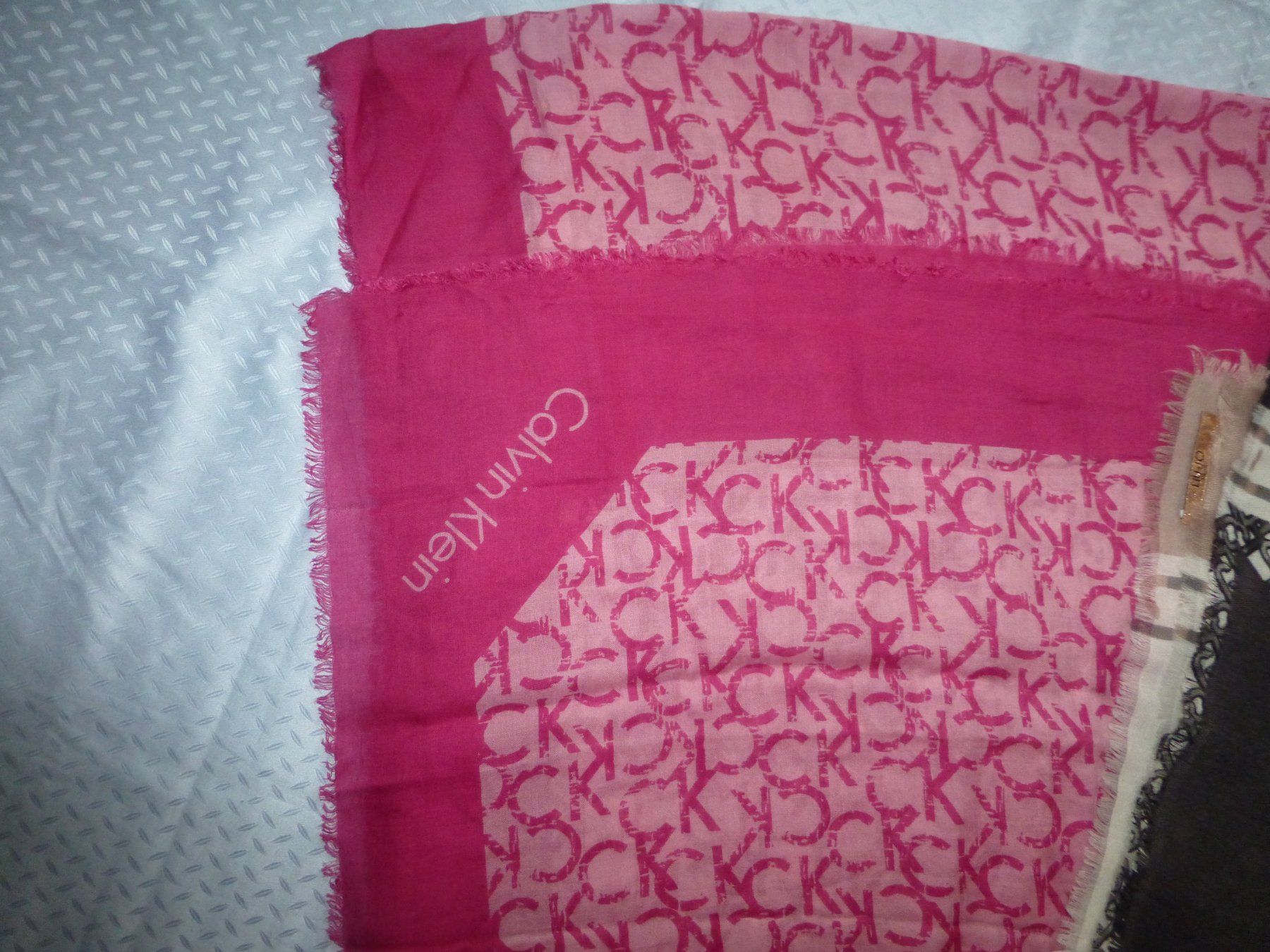 Calvin Klein Foulard & Sciarpe: Foulard von Calvin Klein & Liu Jo – Usato da Würenlingen venduto da drago56 2