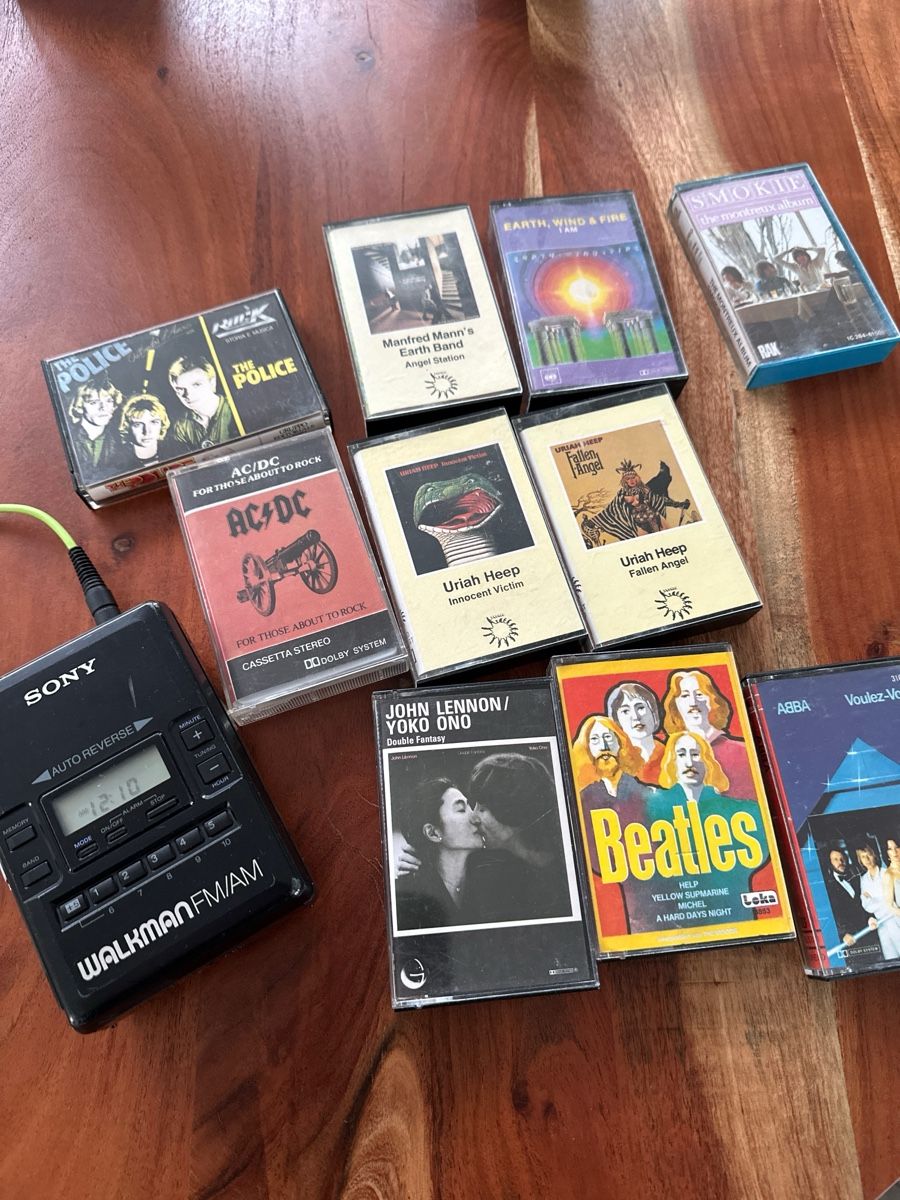 Sony Tragbarer Mediaplayer: Sony MC Walkman mit 10 Kasetten MCs – Gebraucht aus Gretzenbach von Gua