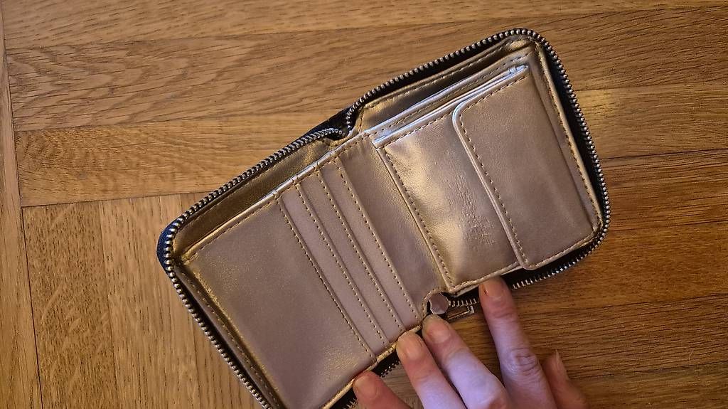 Portemonnaies: Guess Geldbörse klein – D'occasion à Haslen AI par Merida33 1