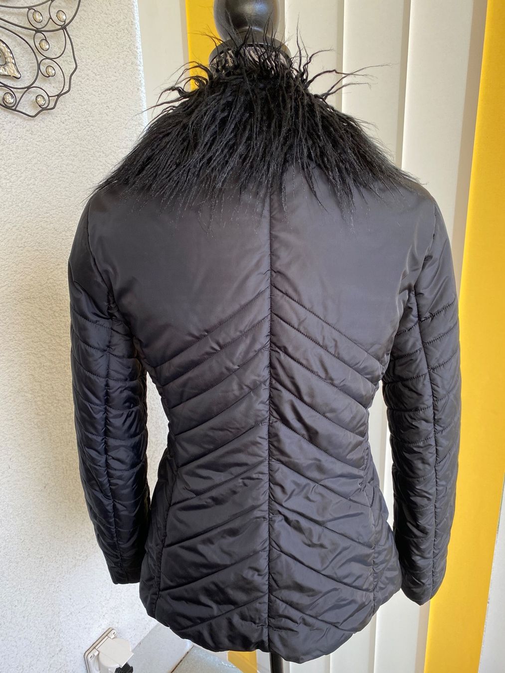 Mango Jacken: Mango Jacke schwarz mit Kunstfell Gr. 36-38 – Gebraucht aus Dielsdorf von ncgarasi 1