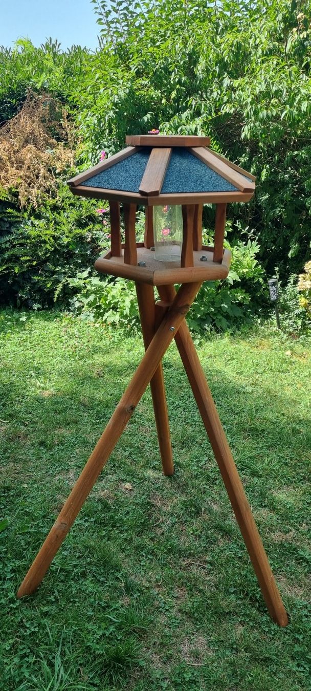 Petites maisons à oiseaux: Vogelhaus mit Ständer – D'occasion à Zürich par stratos66