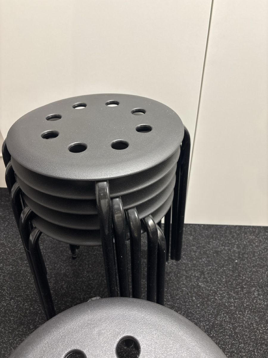 Ikea Sgabelli: 8 Hocker stapelbar Schwarz matt – Usato da Starrkirch-Wil venduto da caine87 2