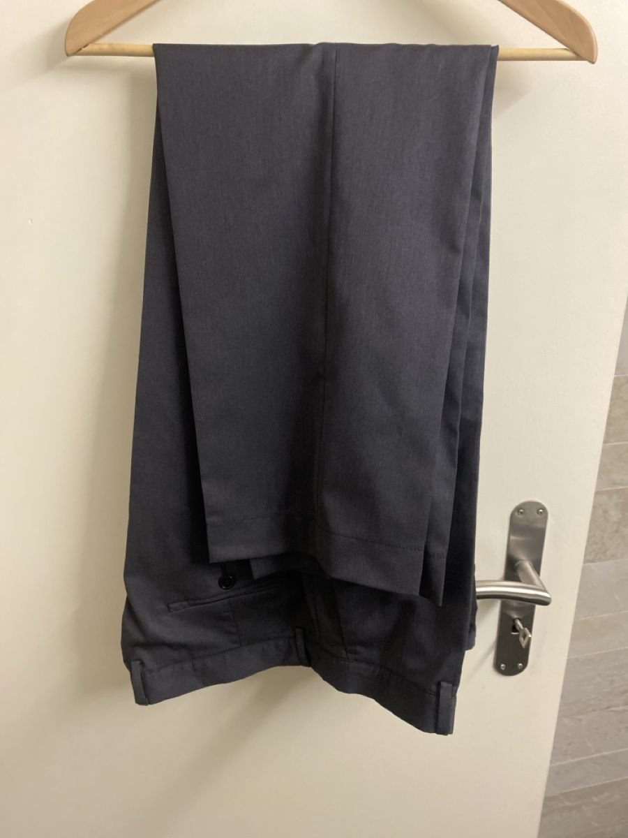 Pantaloni: Stylish Grey Trousers, 56/79, New – Nuovo e nell'imballaggio originale da Buttikon SZ venduto da Maxwelltime