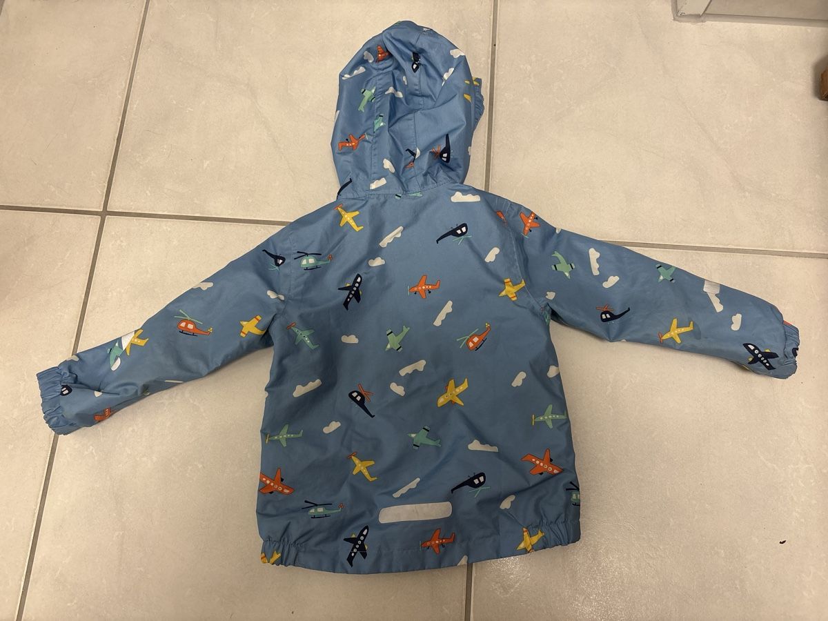 Giacche & Cappotti: Kinder Regenjacke blau Flugzeugmuster 86/92 – Usato da Pfäffikon ZH venduto da Shona 2