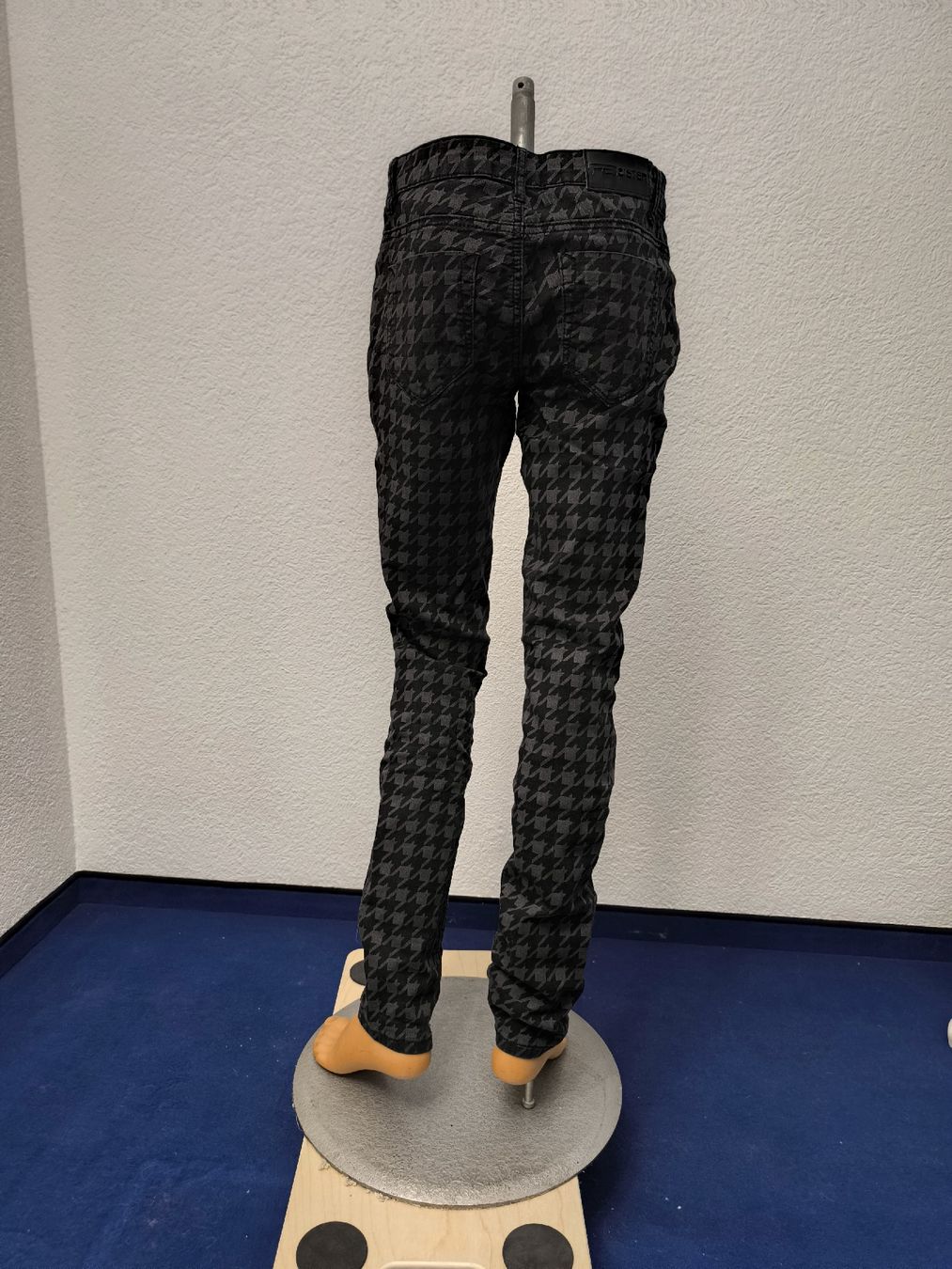 Pantaloni: Hosen mit coolen Muster - Gothic, Punk, Emo – Usato da Fischbach LU venduto da BuBri 1