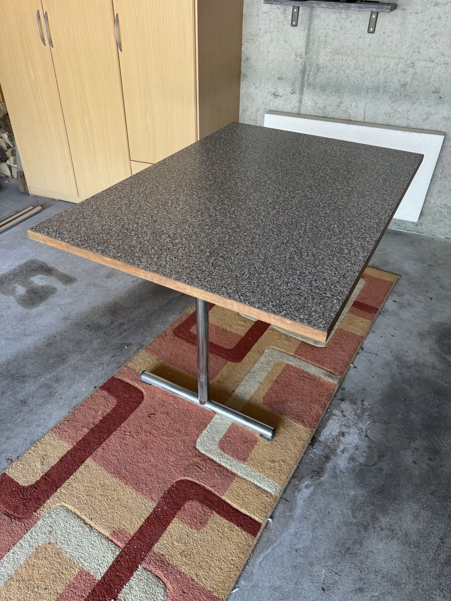 Tavoli: Massiver Holztisch mit Platte in Steinoptik – Usato da Embrach venduto da Mako14