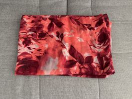 Sommerlicher Halsschlauch mit Blumenmuster