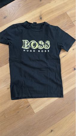 Schwarzes HUGO BOSS T-Shirt mit auffälligem Logo - Grösse S