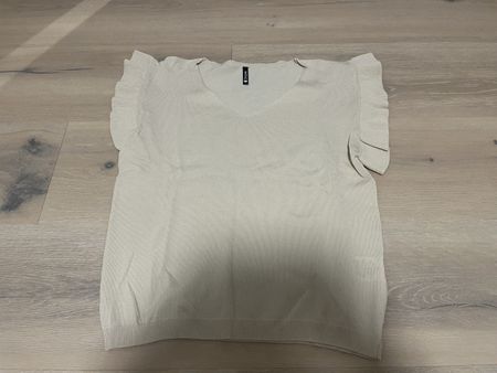 Strickshirt mit Volants beige M neu