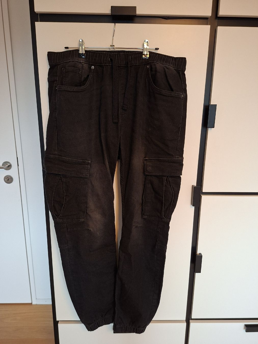Pantaloni: Jeans Pascal Cargohose Loosefit Gr. L – Usato da Teufen AR venduto da FelixKlose