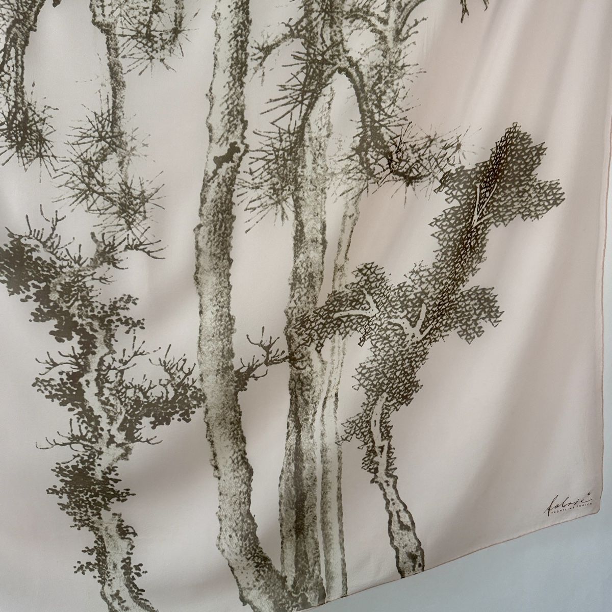 Fabric Frontline Foulard & Sciarpe: FABRIC FRONTLINE Big Silk Scarf – Usato da Emmen venduto da Colette-Juliette 2