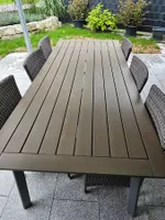 Gartentisch und 6 bequeme Stühle