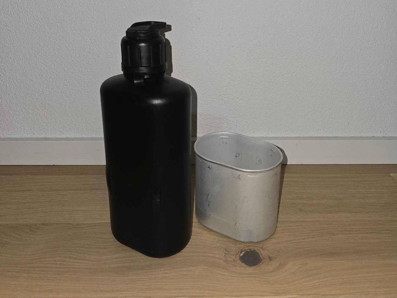 Ausrüstung & Ersatzteile: Feldflasche mit Becher Schweizer Armee, neu / ungebraucht – Neu (gemäss Beschreibung) aus Pfyn von mei_vyw5