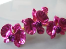 Hübsche Brosche mit pinken Orchideen