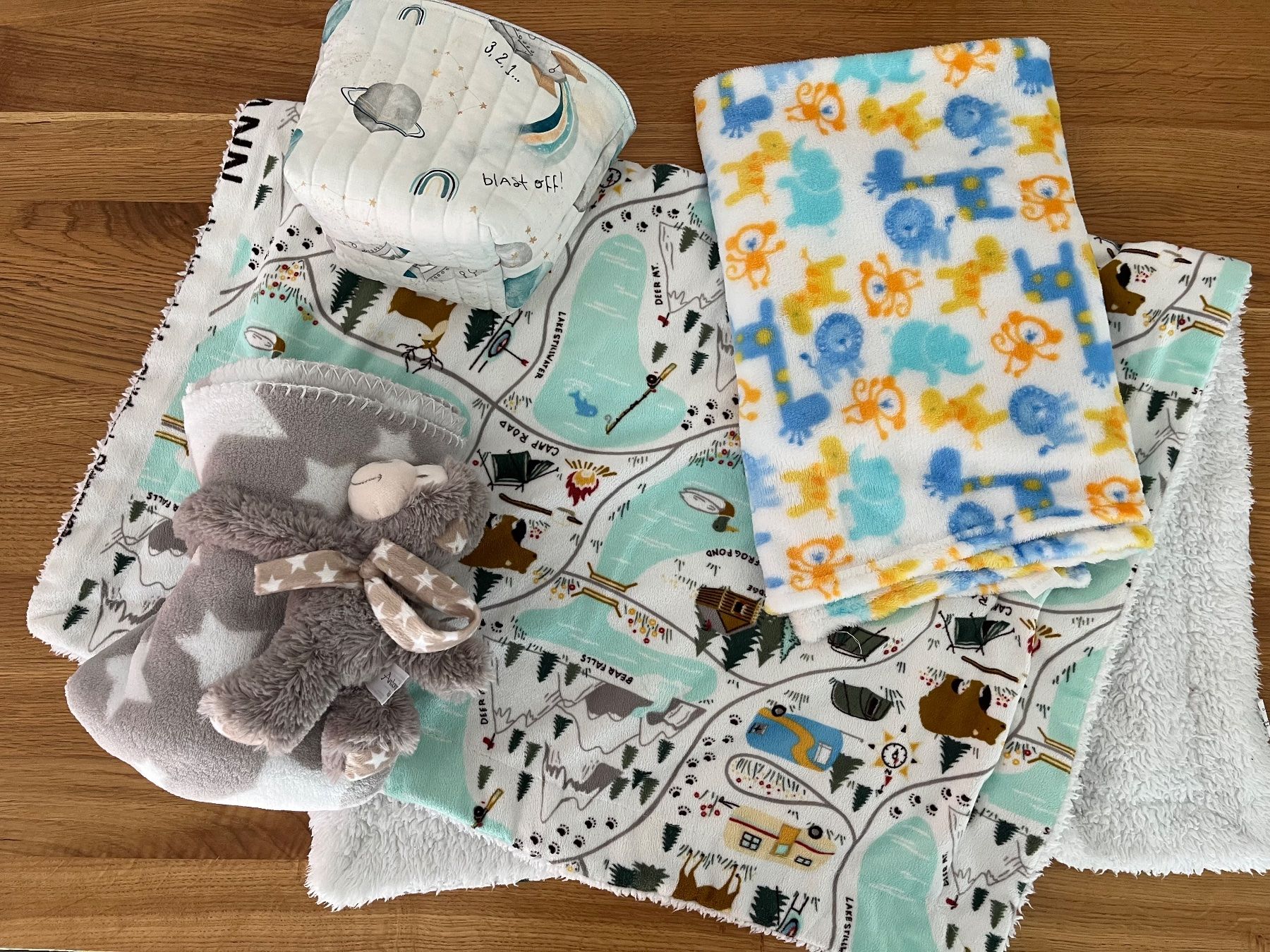 Decken: 3 couvertures bébé avec peluche et panier de rangement – Gebraucht aus Estavayer-le-Lac von stelina13 1