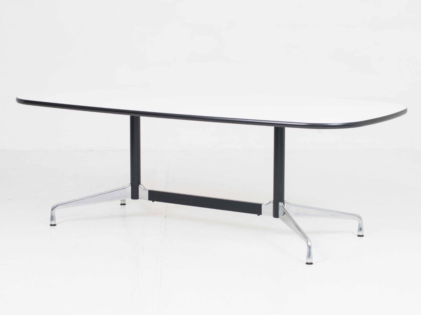 Vitra Tavoli: Vitra Segmented Table von Charles & Ray Eames – Usato da Zürich venduto da STUZH38 3