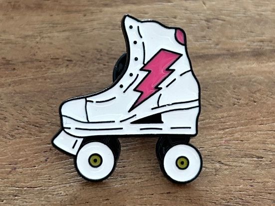 Placchette & Badge: Pin Vintage Retro Rollschuh – Nuovo e nell'imballaggio originale da Geneve venduto da vane267