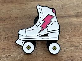 Pin Vintage Retro Rollschuh