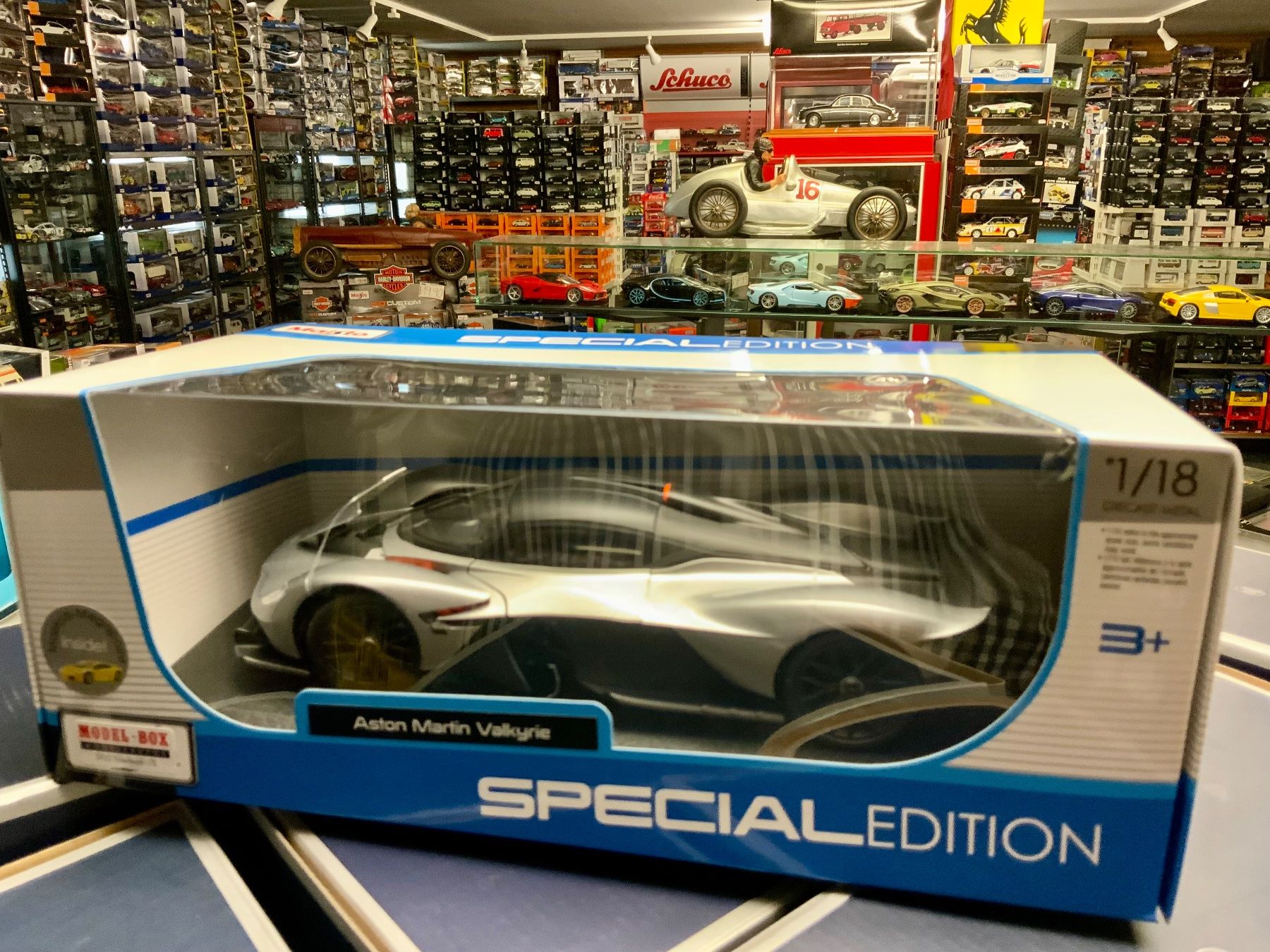 Aston Martin Modellautos: Aston Martin Valkyrie im Massstab 1:18 – Neu und originalverpackt aus Erlenbach im Simmental von Model_box 7