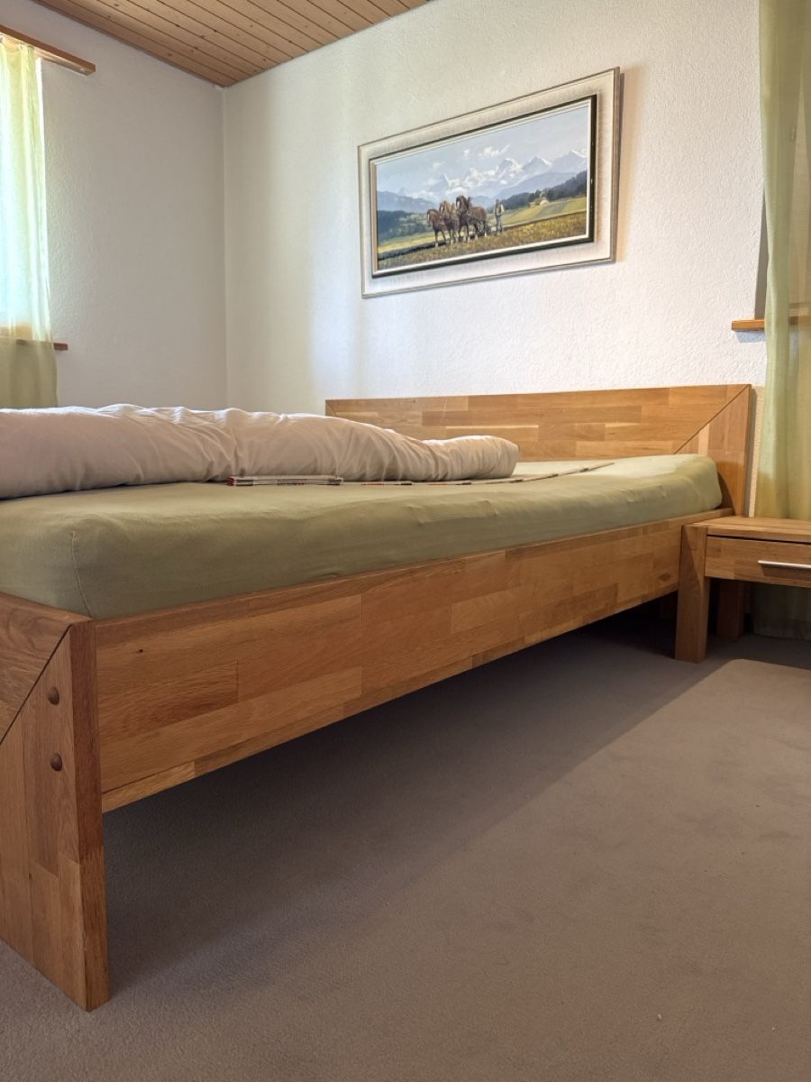 Betten: Doppelbett Eiche massiv mit zwei Nachttischen – Gebraucht aus Bern von 31_Lehmann_10 4