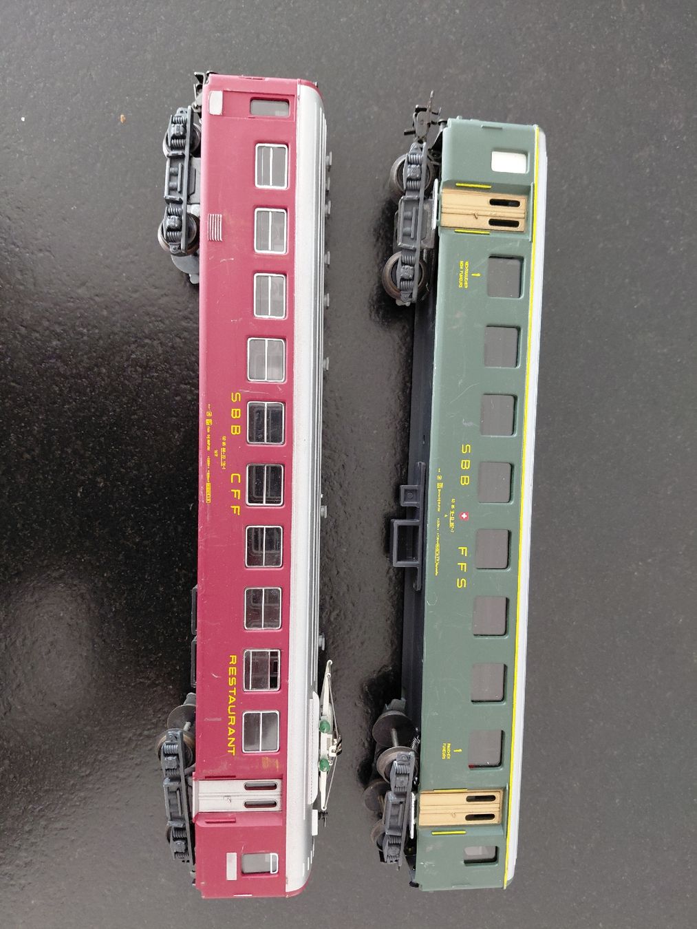 SBB/CFF/FFS Modellini di ferrovie: Modellbahn Waggons SBB rot/grün  2 stk – Usato da Heimberg venduto da 19BERN31 3